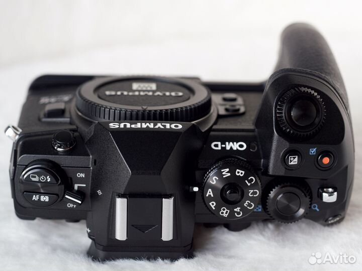 Olympus OM-D E-M1 mark III + RM-CB2 Пульт + RRS