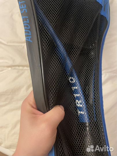 Теннисная ракетка и мяч