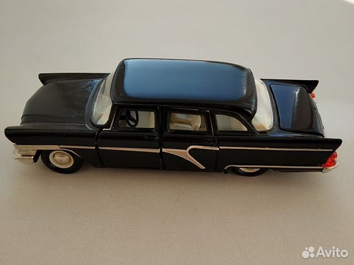 Модель автомобиля коллекционная Чайка СССР