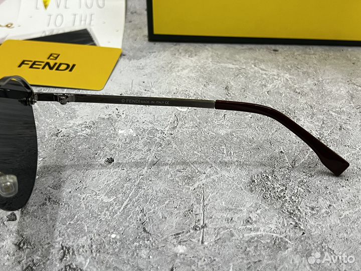 Солнцезащитные очки fendi