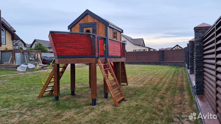 Детская горка на подиуме с домиком кораблик