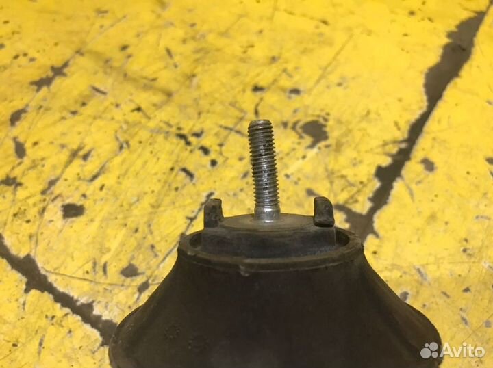 Опора двигателя правая Volkswagen Passat 2000-2005