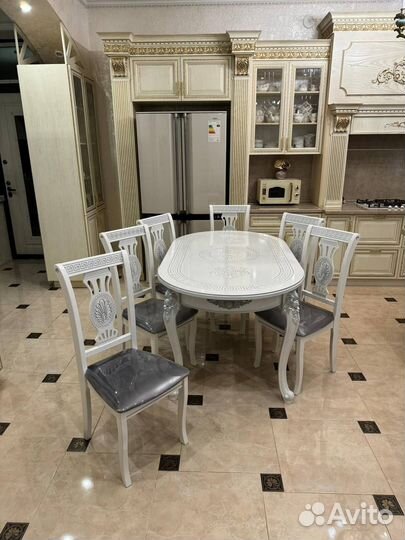 Кухонный стол и стулья новые