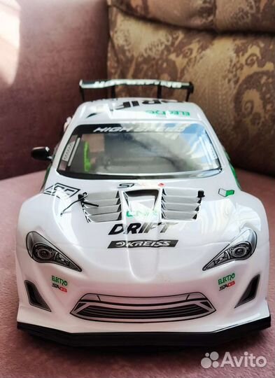 Машина на радиоуправлении для дрифта