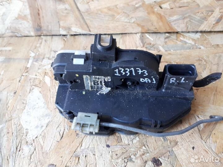 Замок двери задней левой Opel Astra J 2010-2017