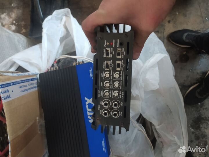 Сабвуфер и усилитель в машину