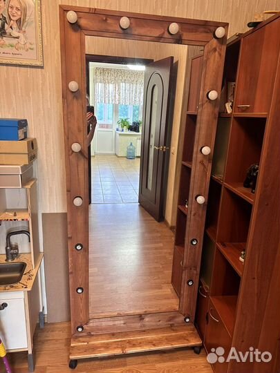 Гримерное зеркало с лампочками во весь рост