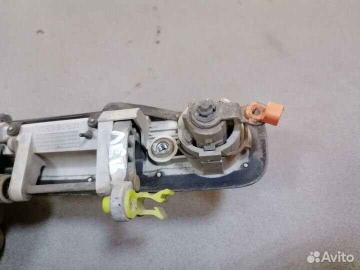 Ручка двери перед.левый Mitsubishi Lancer 8 1997