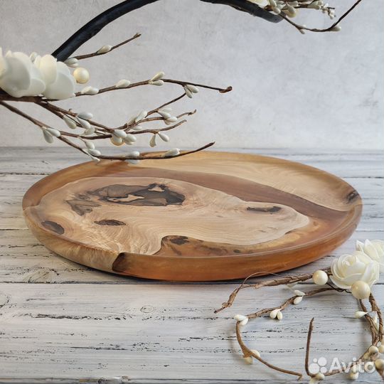 Большое деревянное блюдо из грецкого ореха и полим