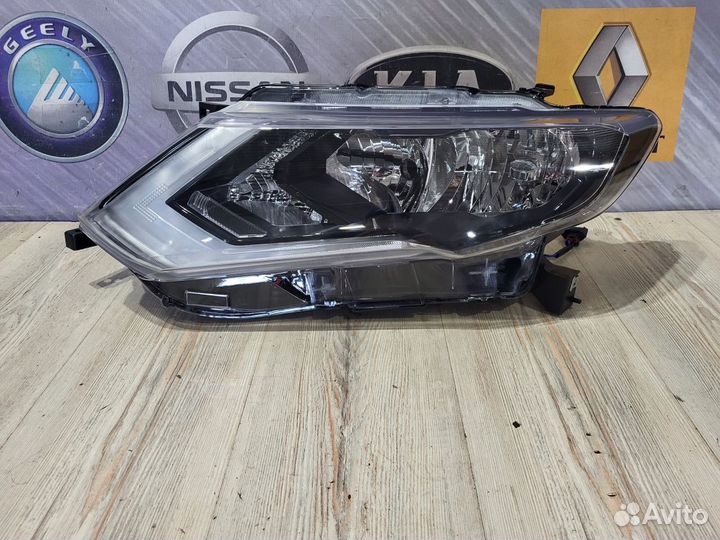 Фара Nissan X-trail T32 Лев