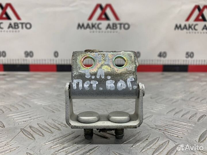 Б/У петля крышки багажника задний левый Mazda