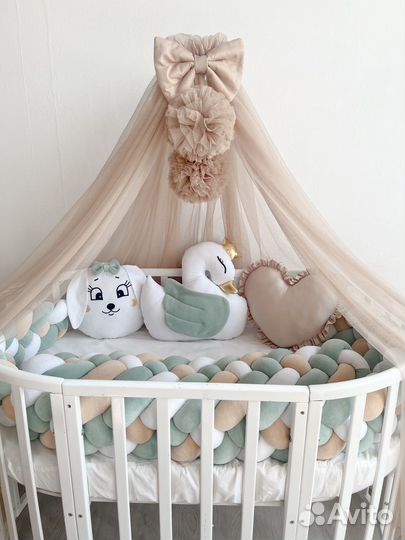 Балдахин с помпонами