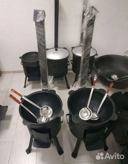 Казан чугунный с печью и дымоходом. Новый