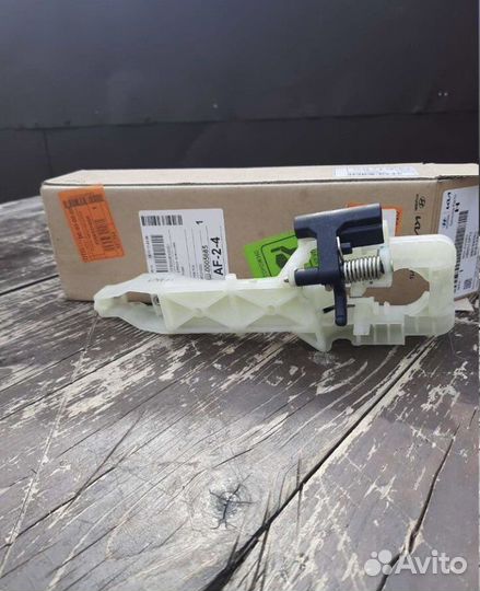 Кронштейн ручки двери hyundai elantra 2008