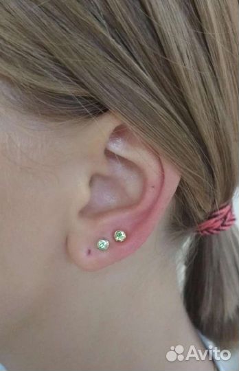 Прокалывание ушей пистолетом