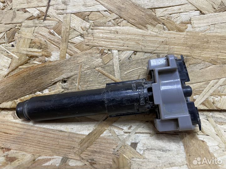 Форсунка омывателя фары правая Toyota Land Cruiser
