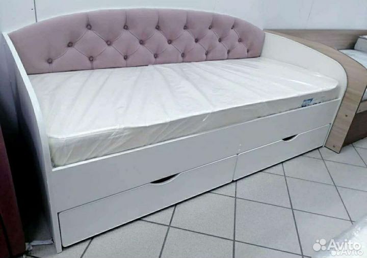 Новая софа с пружинным матрасом