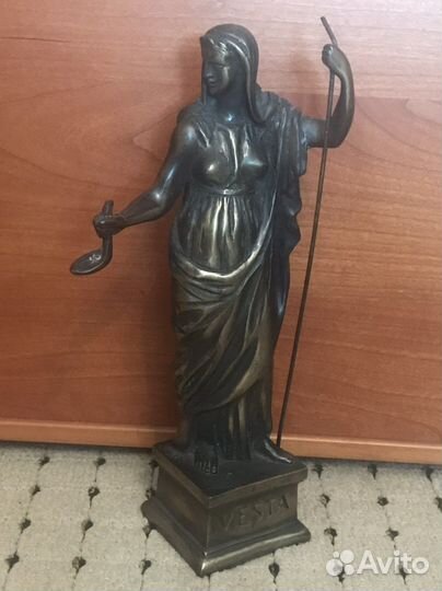 Бронзовая статуэтка Vesta