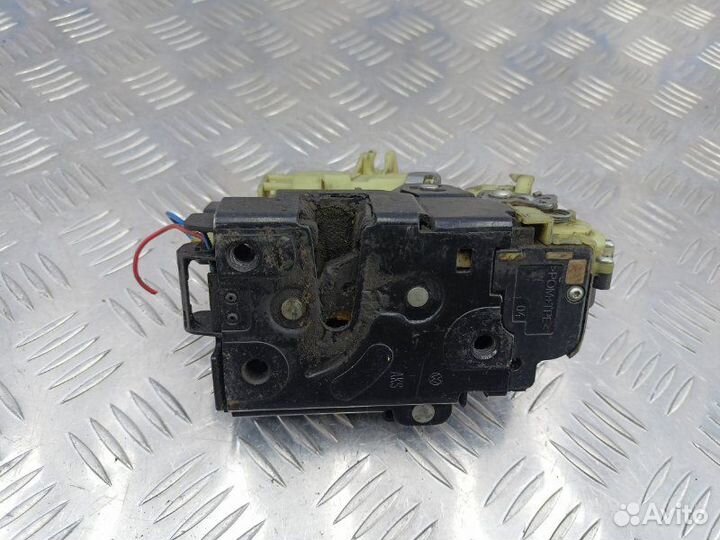 Замок двери передней правой Skoda Octavia A4 1.6