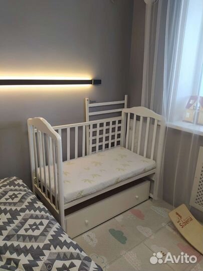 Детская кроватка с маятником и ящиком