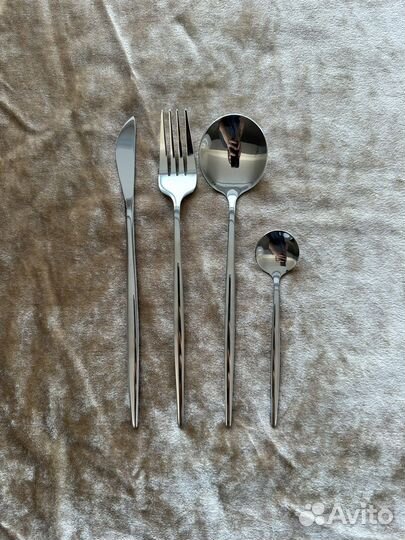 Столовые приборы из 24 предметов разных цветов