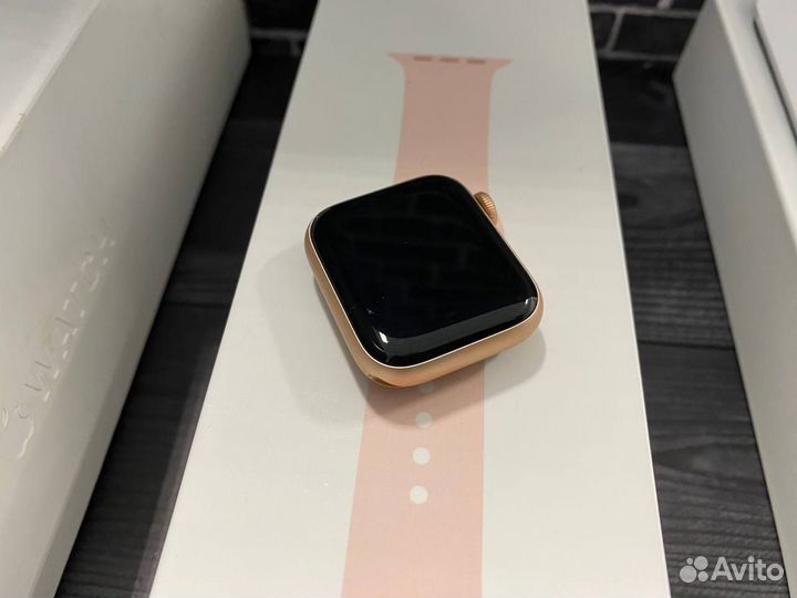 Смарт-часы Apple Watch Series 5 40mm Gold Aluminum