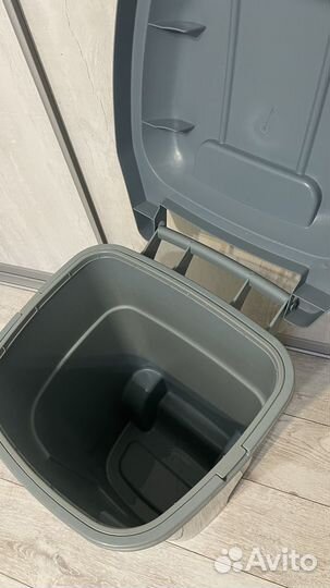 Мусорное ведро с крышкой на колесах