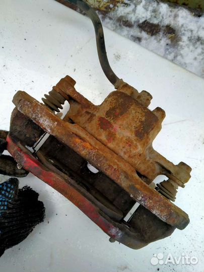 Суппорт передний левый Митсубиси Лансер 9. 2.0 л