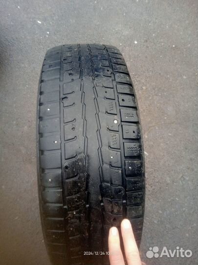 Dunlop SP Winter Ice 01 215/70 R16