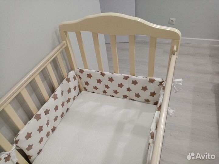 Детская кроватка с маятником