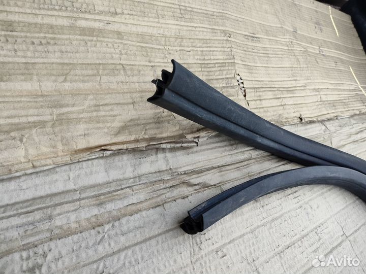 Уплотнитель дверного проема передний Ford Focus 3