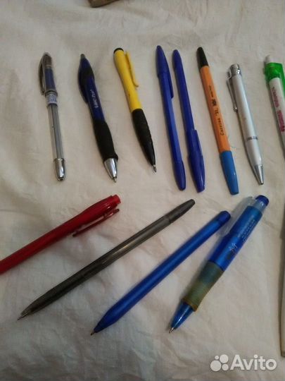 Канцелярская линейка и Набор авторучек