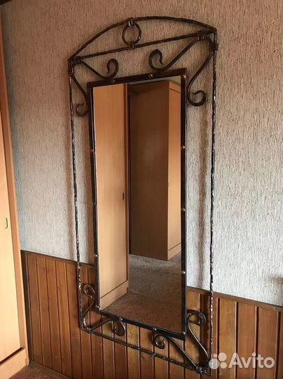 Кованое зеркало и этажерка