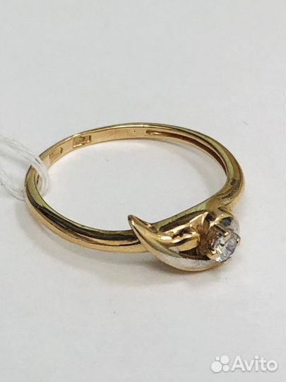 Золотое кольцо с бриллиантом