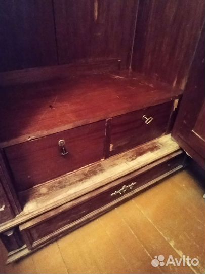 Антикварный платяной шкаф