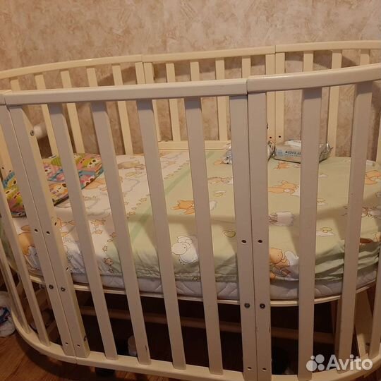 Детская кроватка с универсальным маятником