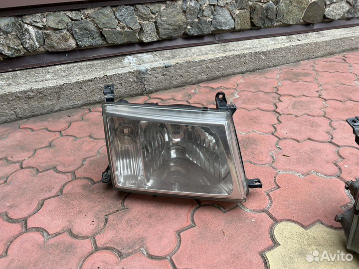 Правые фары на ленд крузер 100. 5500- одна фара