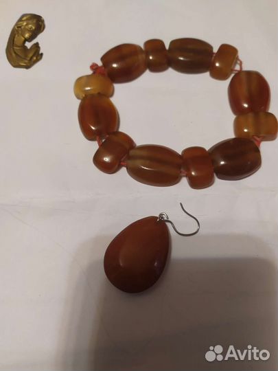 Бусины и другие предметы, из наткамня для поделок