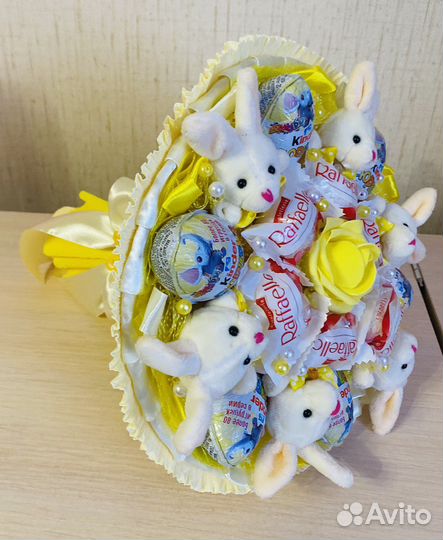 Букет из игрушек и киндер-сюрпризов