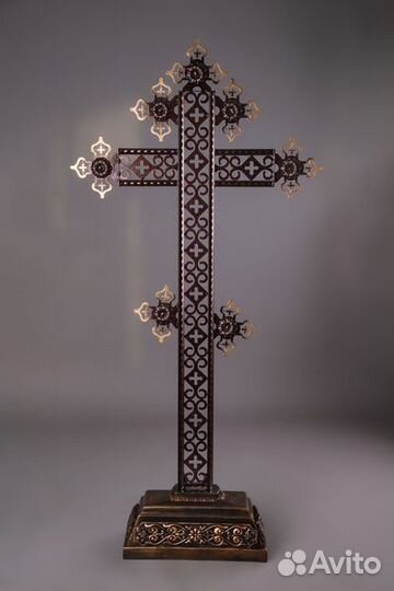 Надгробный крест с подставкой