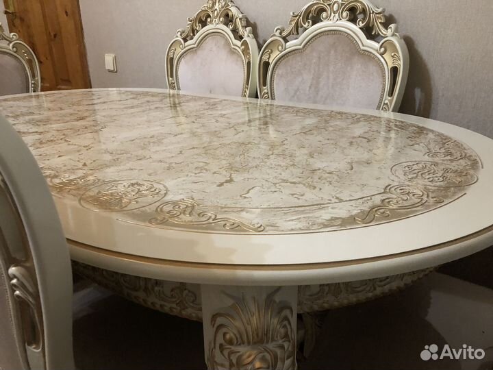 Стол и стулья