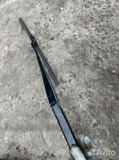 Поводок щеткодержатель жабо Skoda Yeti