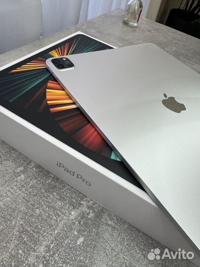 iPad Pro 12,9 дюйма (5- го поколения )