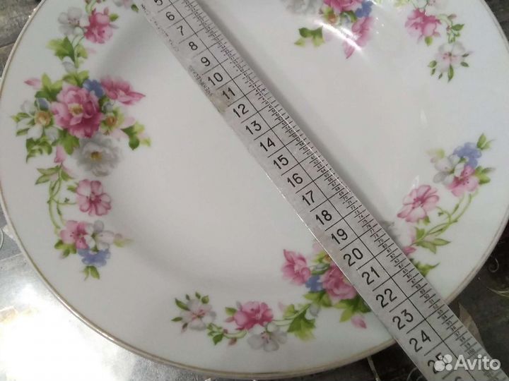 Набор столовой посуды. тарелки суповые