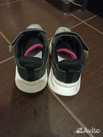 Кроссовки для девочки