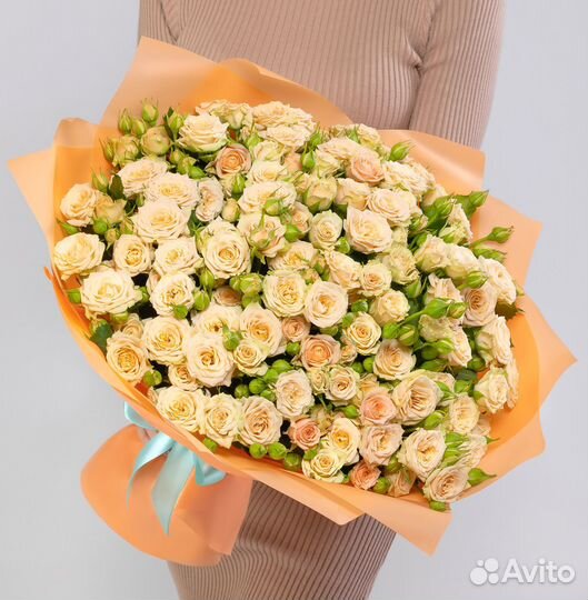 Букет 55 Кустовых Кремовых Роз (40 см.)