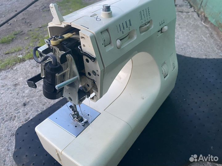 Швейная машина Zinger