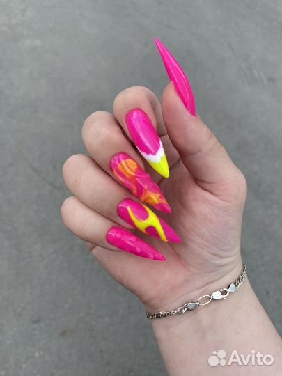 Модель на маникюр