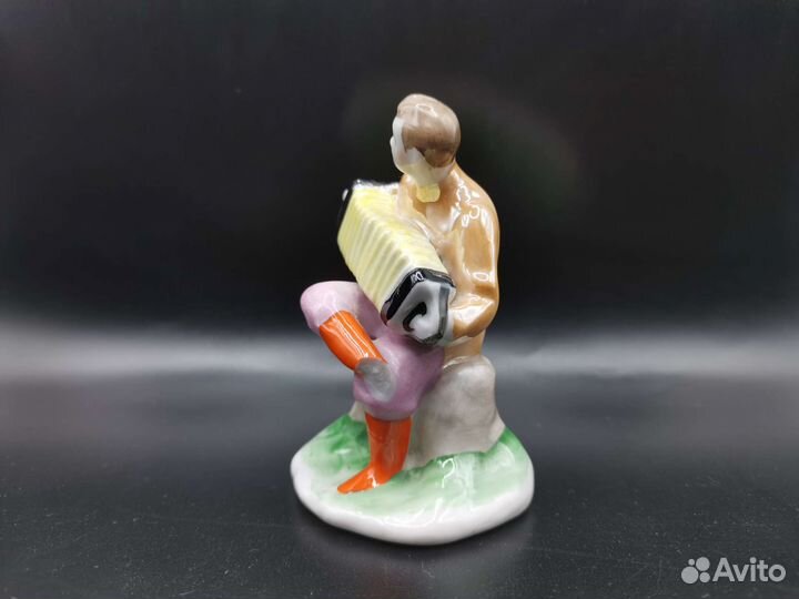 Статуэтка Гармонист Перепляс Дулево С дефектом