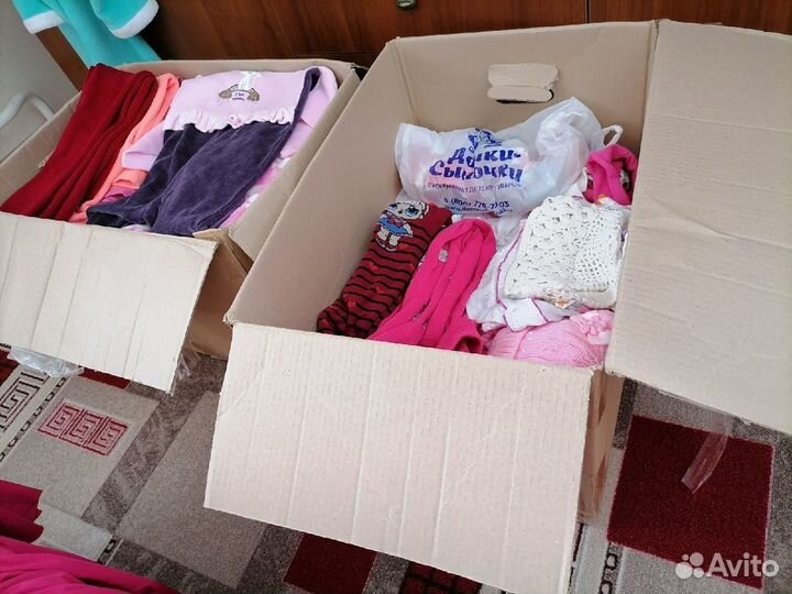 Коробки с вещами женскими и детскими